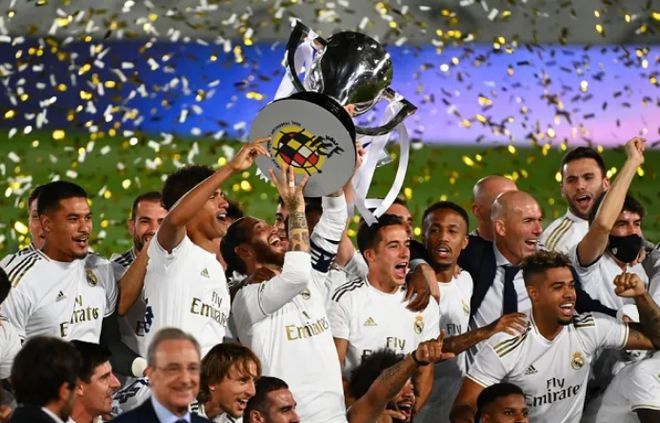 而他在场时 而他在场时